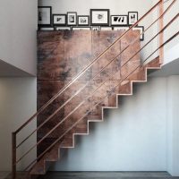 Escalier en métal dans le hall d'une maison privée