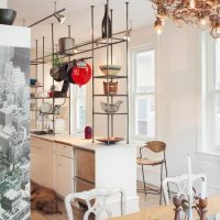 Lustre de branches au plafond de la cuisine