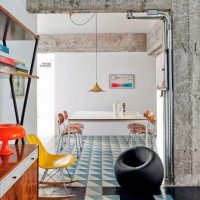 Béton gris sans finition à l'intérieur du salon