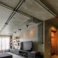 Tuyaux de communication ouverts sur un plafond gris