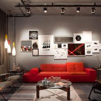 Canapé rouge dans un salon gris