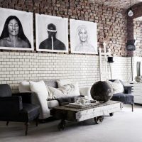 Décorer un mur de briques avec des photographies en noir et blanc