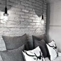 Lampes suspendues sur la tête du lit