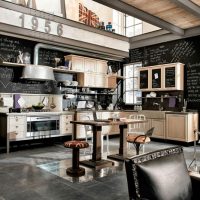 Décoration d'un mur de cuisine sous la forme d'un panneau d'ardoise