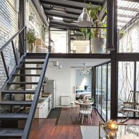 Structures en fer ouvertes à l'intérieur du salon