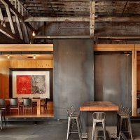 La disposition de la cuisine-salon dans un bâtiment industriel