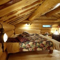 Interior de dormitorio de techo bajo en una casa de troncos
