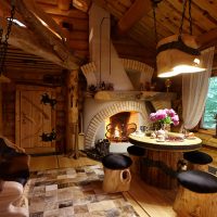 Muebles de cáñamo en una cabaña de troncos rusa