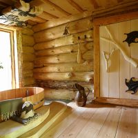 Bañera de madera en una casa de troncos