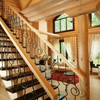 Marchando escaleras en una casa de madera