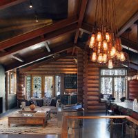 El interior de una gran sala de estar en una casa de troncos