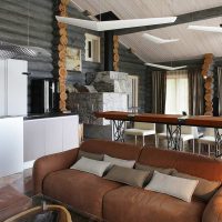 Diseño de una cocina-sala de estar en una casa de troncos.