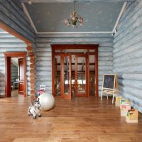 Tonos de azul en el interior de una casa de madera.