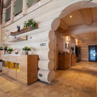Piso de porcelanato en una casa de madera