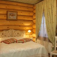 Almohadas de rayas en la cama en el dormitorio de una casa de campo