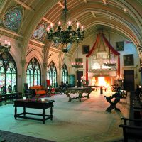 Interior de sala de estilo gótico