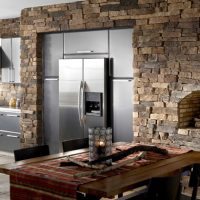 Decoración de paredes de piedra en una cocina moderna