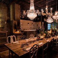 Arañas de cristal sobre la mesa del comedor