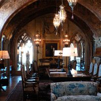 Comedor en una casa privada de estilo castillo.