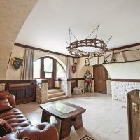 La decoración de la sala de estar en el espíritu de la era de los caballeros.