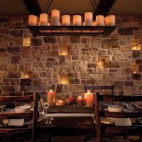 Velas en el interior de la cocina-sala de estar.