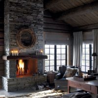 Decoración de chimenea con una corona de ramitas