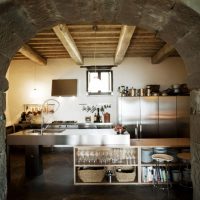 Arco de piedra entre la cocina y el salón.