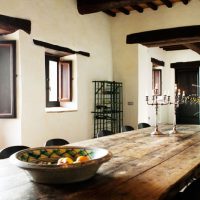 Candelabros en una mesa de comedor de madera