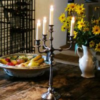 Candelabro forjado con velas encendidas