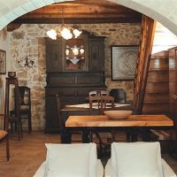 Aparador antiguo en una cocina moderna