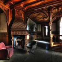 Salón gótico en colores oscuros.