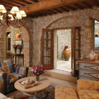 Muebles tapizados en una habitación con paredes de piedra.