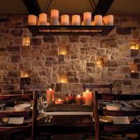 Ambiance romantique dans la cuisine avec mur de pierre