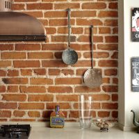 Ustensiles de cuisine vintage sur un mur de briques