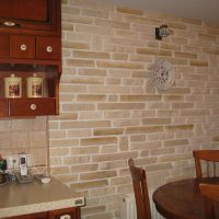 Horloge en forme de plaque sur le mur de la cuisine