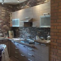 Brique pierre décorative sur le mur de la cuisine