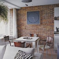 Grande horloge sur un mur de briques