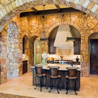 Murs de pierre de la cuisine d'une maison de campagne