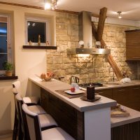 Bar comptoir dans la cuisine dans une maison de campagne