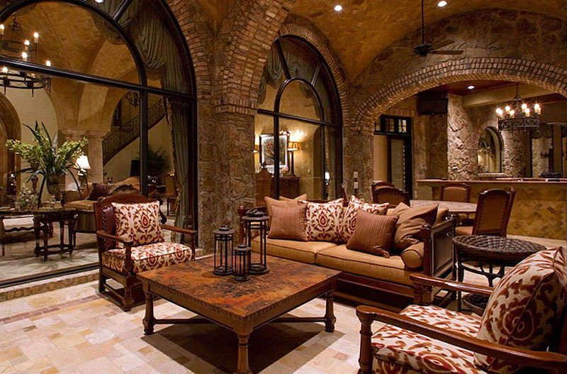 Columnas de piedra con arcos en el interior del salón al estilo del castillo.