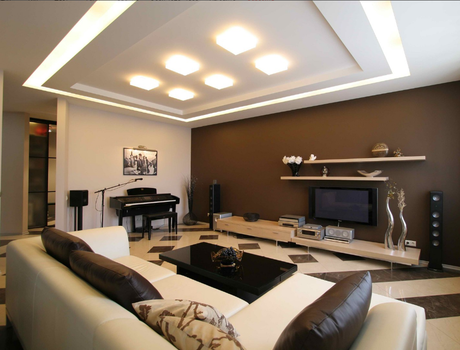 Mur brun à l'intérieur d'un salon beige