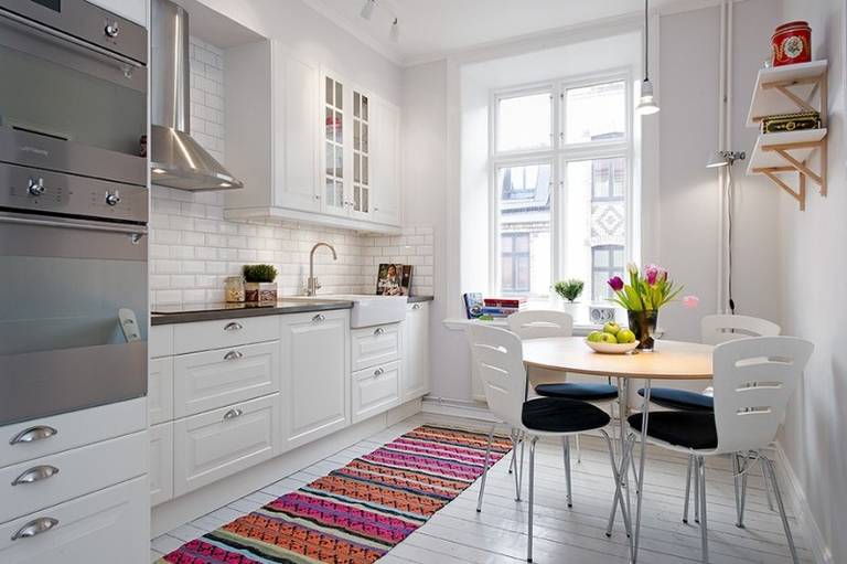 Tapis coloré à l'intérieur d'une cuisine blanche