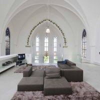 Tapis gris dans un salon blanc