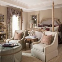 Tapis beige clair dans la chambre classique