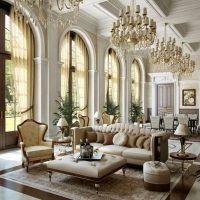 Le hall d'entrée de la maison de campagne dans un style classique