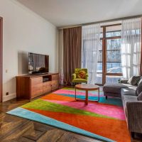 Triangles lumineux sur le tapis dans le salon