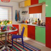 Tapis rayé dans la cuisine aux façades colorées.