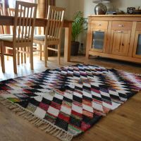 Tapis frangé sur le sol de la salle à manger