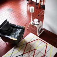 Tapis rayé sur un sol en céramique