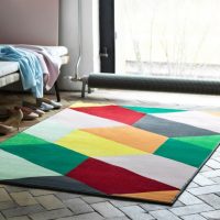 Tapis coloré sur sol en pierre